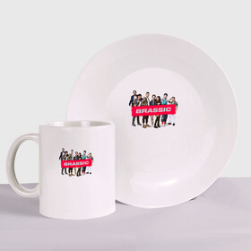 Набор: тарелка + кружка Голяк Brassic: в Ухте, керамика | Кружка: объем — 330 мл, диаметр — 80 мм. Принт наносится на бока кружки, можно сделать два разных изображения. 
Тарелка: диаметр - 210 мм, диаметр для нанесения принта - 120 мм. | без гроша | винни | голяк | дилан | лесли | нищеброды | сериал | томмо | эрин | эшли