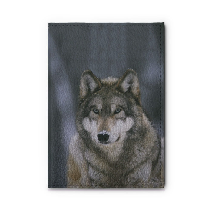 Обложка для автодокументов Волк в лесу фото